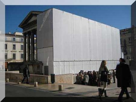 La maison Carrée  emmaillotée