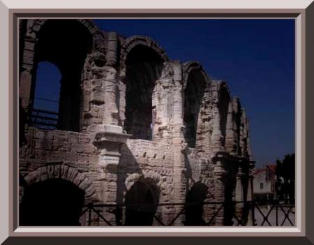 les arènes d'Arles la nuit
