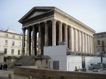 la Maison Carrée se déshabille